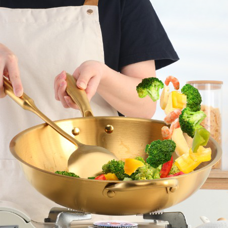 Sauteuse dorée avec poignée en acier inoxydable