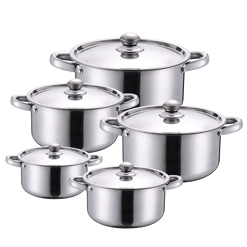 Ensemble de cinq marmites en acier inoxydable sur fond blanc