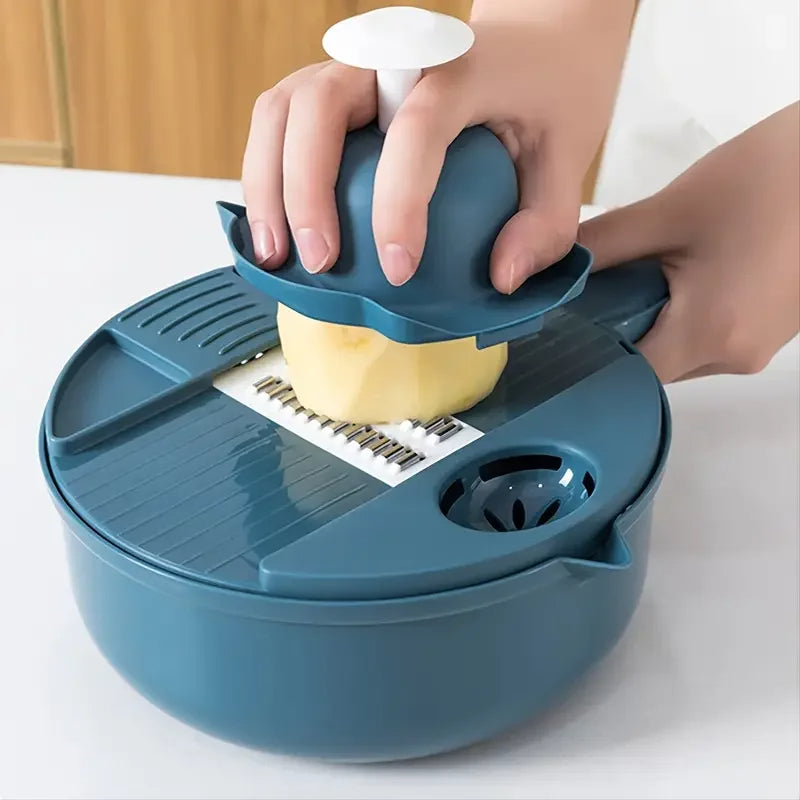 Coupe Légume Circulaire et Multifonctions sur une table dans les mains d'une personne