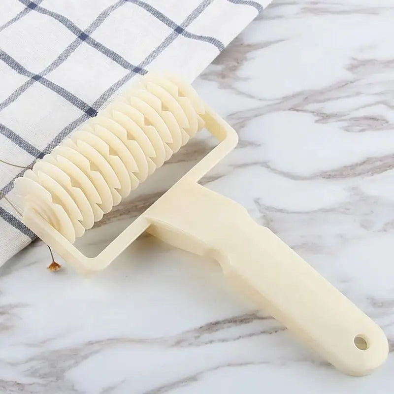 Coupe Pâte à Tarte Ergonomique et Durable sur un du marbre avec une serviette à gauche