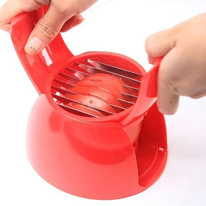 Coupe Tomate avec Poignées utilisé par quelqu'un sur fond blanc