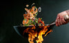 Poele wok sur une flamme avec des aliments qui sautent, tenue par une main d'homme.