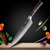 Couteau de cuisine japonais en acier inoxydable sur planche en bois avec légumes sur fond noir