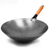 Poêle wok en fer non revêtu de haute qualité sur fond blanc