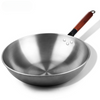 Poêle wok traditionnelle en fer faite à la main sur fond blanc