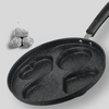 Poêle à pancake à quatre trous en forme de coeurs et de ronds sur fond gris