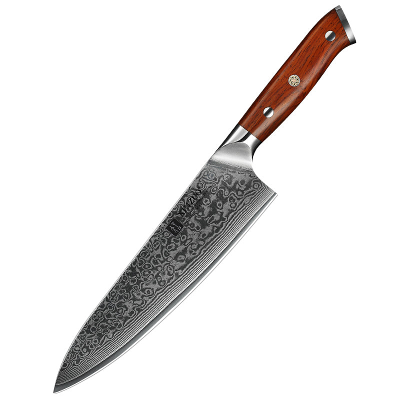 Couteau japonais en acier de Damas avec manche en bois sur fond blanc