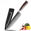 Couteau santoku de chef de cuisine tranchant en acier inoxydable avec légumes en bas à droite sur fond blanc