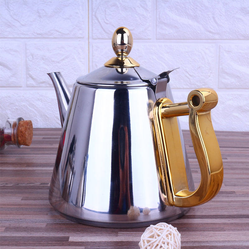 Théière marocaine en acier inoxydable sur table en bois sur fond gris