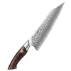 Couteau japonais de chef en acier de Damas sur fond blanc