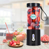 Blender portable électrique noir USB 530ml pour smoothies sur une table en bois dans une cuisine avec des fruits sur la table et un verre rempli de jus de fruits