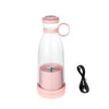 Blender portable électrique rose rechargeable en forme de bouteille sur fond blanc avec câble de recharge