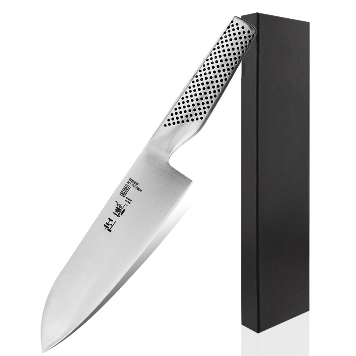 Couteau santoku japonais en acier inoxydable sur fond blanc