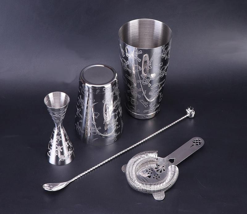 Ensemble pour shaker à cocktail boston en design tête de mort sur fond gris