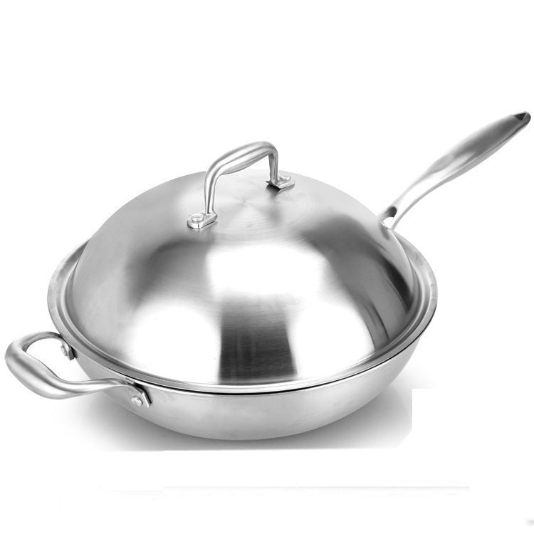 Poêle wok en acier inoxydable à cinq couches avec couvercle sur fond blanc