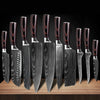 Ensemble de dix couteaux de cuisine japonais posés sur une table en bois sur fond noir