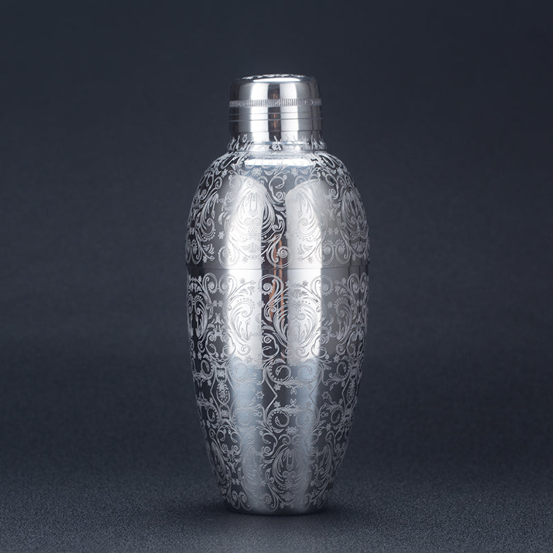 Shaker à cocktail en acier inoxydable avec design gravé sur fond gris