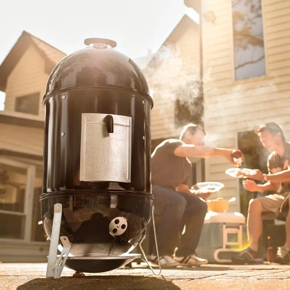 Fumoir Saumon Style Barbecue Noir en Aluminium, en extérieur.